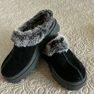Skechers black suede clogs